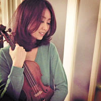 除寫作外，Daisy亦很喜歡拉小提琴，並認為拉琴過程可訓練專注力。