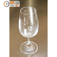 堂上採用行業推薦的ISO品酒杯，這酒杯是用作試酒用途，確保在品嘗不同的葡萄酒時，每次都用上同一酒杯以作出評價。