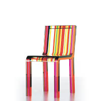Rainbow Chair<br>以超聲波將不同色彩的樹脂板黏合，是<br>紐約現代藝術博物館的永久收藏品。
