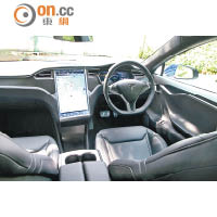 車廂沿用中控台17吋輕觸式屏幕及配備平底多功能皮革軚環。
