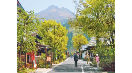 九州的由布市（又名由布院、湯布院），上世紀以保留天然景觀及昭和時期街道建築為由，成功抵抗大財團的溫泉區大型開發計劃。