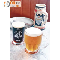 Kozel Dark $80（左）、Pilsner Urquell $78（右）<br>Kozel Dark是具香濃麥味的黑啤，焦糖化的口感帶來甘甜的味道；而Pilsner Urquell則是起源最早的Pilsner啤酒，呈黃金色，味道清淡易入口，帶微甜，啤酒花味略重。