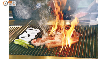 採用日本火山石爐來燒烤牛扒，貪其火力均勻，且可高達攝氏800至1,000度高溫，有效鎖住肉汁以保持牛扒肉汁及鮮味，牛迷必試。