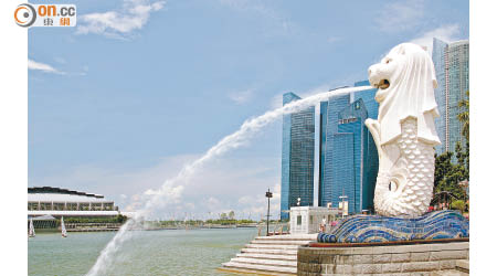 新加坡能提供國際化的學習環境，而且離香港不遠，港生較易適應。