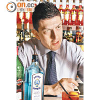 酒吧負責人Emanuele從事餐飲業25年，曾在著名的Princess Cruise任餐廳領班遊歷世界，酒吧經驗豐富。