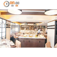 餐廳裝修簡潔，設有開放式廚房，讓客人即席欣賞大廚下廚。