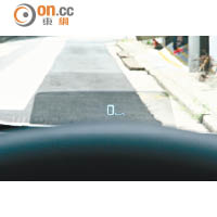 投射式行車顯示屏被列為標準裝備，輕鬆閱讀車速等資訊。