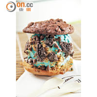 朱古力及雙重朱古力曲奇配Cookie Monster雪糕 $38<br>可以選兩款不同口味的曲奇餅，配以拌入曲奇餅碎的雪糕，外面再加上Oreo碎，簡直是Cookie Monster的化身。