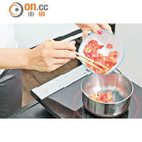 把番茄粒放進鍋裏以中火煮3~4分鐘。