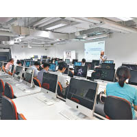 課程包含基本Adobe軟件操作教學，學員在課堂上學習電腦3D 設計圖製作，有助與客戶溝通。