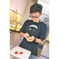 王皓在瑞士參加Cookery Workshop製作甜品，對不曾下廚的他來說是很大突破。