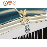 車頭的歡慶女神像以鉑金鑄造，流露經典高貴氣派。