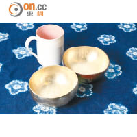 英國品牌Nom Living出品的椰殼製餐碗漆上金色塗層，盡顯低調奢華；手製陶瓷杯則散發質樸氣質。碗 $163/隻、杯$158