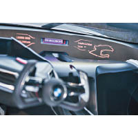 中控台頂設有eBoost電能系統顯示燈，兩旁顯示附有煞車位提示的賽道簡圖、彎道數目、賽道名稱、總長度等資訊。