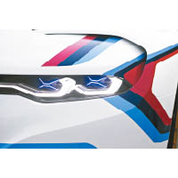獨特的藍色X形頭燈，設計靈感來自耐力賽車的X形頭燈帶。