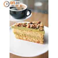 Cafe水準相當有保證，推介這款花生味濃厚的Captain Murphy蛋糕，售RM14（約HK$25）。