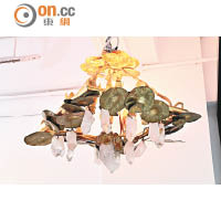 Rock Crystal Chandelier<br>Robert Goossens跟奢華品牌Coco Chanel合作無間，並將其珠寶設計應用於燈飾上，變成一盞華麗的水晶石燈。