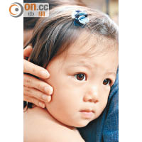 Step 6：<br>用手指尖由寶寶的臉蛋按摩至近耳朵位置，來回重複數次，完成後，可於另一邊臉進行同樣動作。