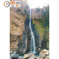 Takapala瀑布高105米，是Malino區著名自然景點。