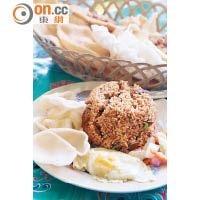 Nasi Goreng（印尼炒飯）加入甜豉油、蝦米等炒成，夠香口，伴蝦片吃是最常見的食法，Rp25,000（約HK$14）。