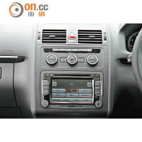 中控台裝上RCD 510輕觸式面板，並支援CD及MP3播放。