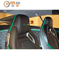 座椅用上高級皮革包裹，頭枕還繡上鮮綠色縫製的GT3-R標誌。