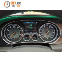 錶板提供豐富的行車資訊，鋪排清晰易讀。