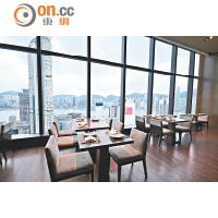 位於19樓的餐廳擁有270度的景致，加上落地大玻璃令大家可以高人一等近距離賞月！