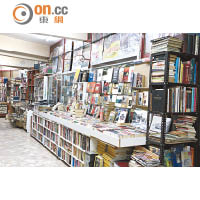 光是大街上已有超過10間書店，想買平書可到小巷內的二手書店尋寶，舊明信片每張€1（約HK$8.7）起。