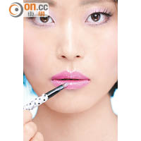 品牌備有多款唇妝產品，當中多用途的桃紅色彩色修容霜，搽在唇上極度出色。