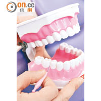 牙垢膜初時容易用牙線或牙縫刷清走，長久積聚會變硬形成牙石，需要洗牙才能夠徹底清除。
