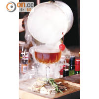 Smoky Apple Manhattan $144 Maker’s Mark Whisky做基底，加入蘋果酒後以玻璃罩蓋着酒杯，灌入蘋果木煙，一打開蓋，煙霧瀰漫滲來濃濃的蘋果木香氣。