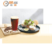 Nitro Coffee $60、Avocado on Toast $108<br>Nitro Coffee味道有點像果茶富雜莓果酸味，同時帶蜜糖甜味；口感則厚身如梳乎厘。配以同樣口感軟滑的牛油果就最適合不過，濃郁的牛油果香配帶有清新果香的咖啡，是下午茶不錯之選。