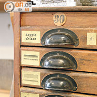 字模全都齊整收納在一個個木櫃子，款式估計超過300款。