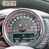 若大家夠細心，一定留意到儀錶板上的車速錶刻度，200km/h後旁邊有黑白格點綴。