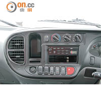 中控台設備一應俱全，上半部係車廂空調系統控制旋鈕，操作方便。