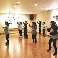 課程加入了K-Pop舞蹈學習、塗鴉表演等流行元素，讓學生輕鬆愉快地學習。