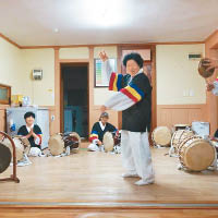 熱愛文化活動的學生，可參加韓國老師在課外組織自費的活動，認識韓國禮節和農樂樂器等傳統文化。