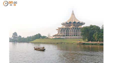 古晉市以沙撈越河為發展中心，代表性建築盡建在河道兩旁，例如沙撈越州議事廳。