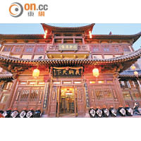 水滸酒文化體驗跟酒家連結一起，建築物外形都古色古香。