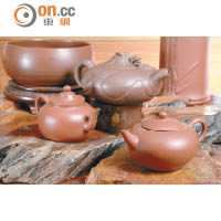 茶壺形態各異，可凸顯不同茶葉的特質。左邊的茶壺體積較小，宜泡鐵觀音；中間的茶壺體積較大，最適合用來泡普洱；右邊的茶壺圓潤，宜泡巖茶。