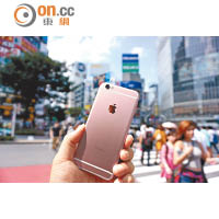 玫瑰金係iPhone 6s新色，喺東京街頭拎出嚟勁搶眼！