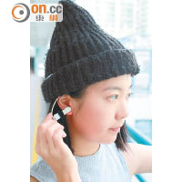 安裝在帽子內的晶片和耳夾，可實時監控用家的腦電波，分析其精神和健康狀態。