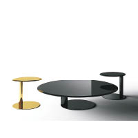 Oto Table<br>以噴漆金屬及玻璃製成，底部的圓形好像枱面的倒影，支柱置於側邊，帶來不對稱的視效。