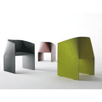 Plau<br>外形設計模仿摺紙，將鋼片及外層的皮革向內摺成椅子形狀，形態自然流暢，一氣呵成。