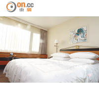 酒店的商務客房，環境舒適，為旅客提供舒適的休息環境。