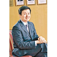 王賜豪醫生SBS太平紳士是品牌的第三代掌舵人，他身兼香港醫療專業人士協會創會會長、香港女童軍總會名譽副會長和聖德肋撒醫院耳鼻喉科榮譽顧問醫生等職務。