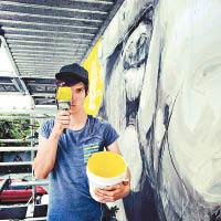 30歲未夠的Zachas愛到世界各地留下畫作，是當今人氣十足的街頭藝術家。