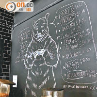 Cafe室內亦洋溢着美術氛圍，如黑板畫上了大熊粉筆畫。