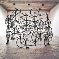 艾未未《永久自行車》<br>由42輛永久牌單車拆卸改造成互相連接的裝置，當自行車於內地漸被取代，「永久」二字變得有點諷刺。（$470萬~$620萬）